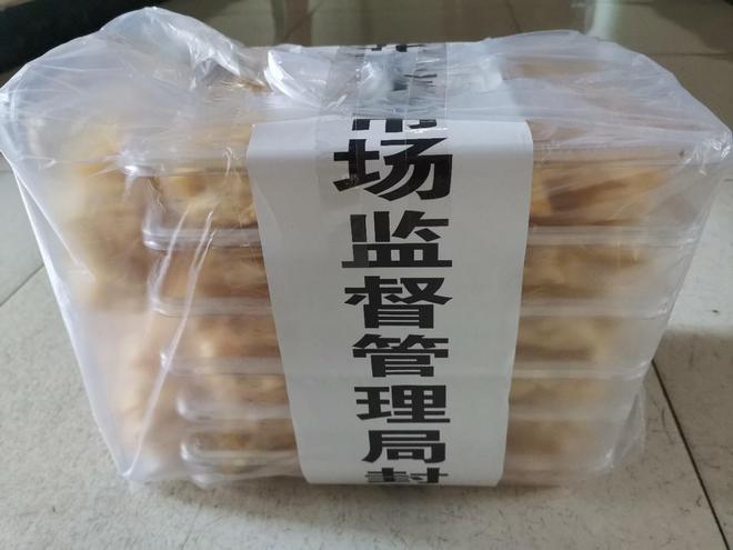 攀枝花東區(qū) 面包店因經(jīng)營(yíng)無標(biāo)簽預(yù)包裝食品及不規(guī)范散裝食品被處罰